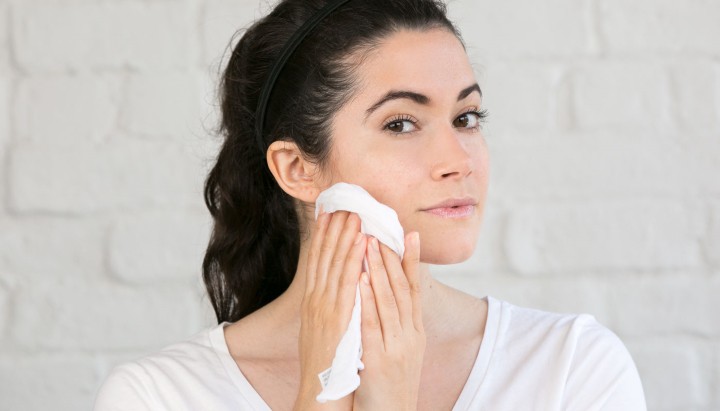 ۱۶ اشتباه رایج هنگام شستن صورت که باعث بروز جوش و آکنه می‌شود.