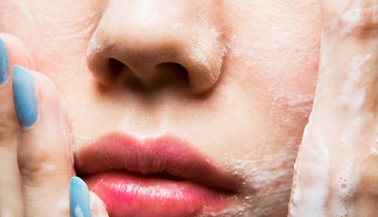۱۶ اشتباه رایج هنگام شستن صورت که باعث بروز جوش و آکنه می‌شود.