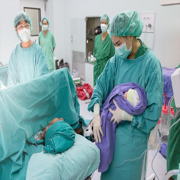 Is cesarean section with complete anesthesia better or local?
